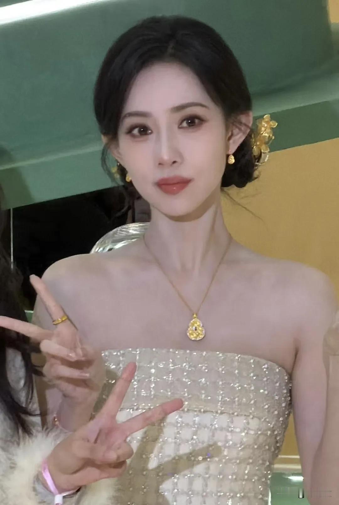 孟子义唱歌五音不全，别的男生只会逗她，而大部分人唱歌五音不全，别的男生理都不理，