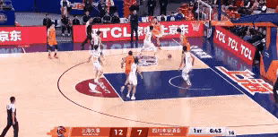 在今天上海久事主场迎战四川丰谷酒业的比赛中，发生了让人哭笑不得的一幕。当时比赛进