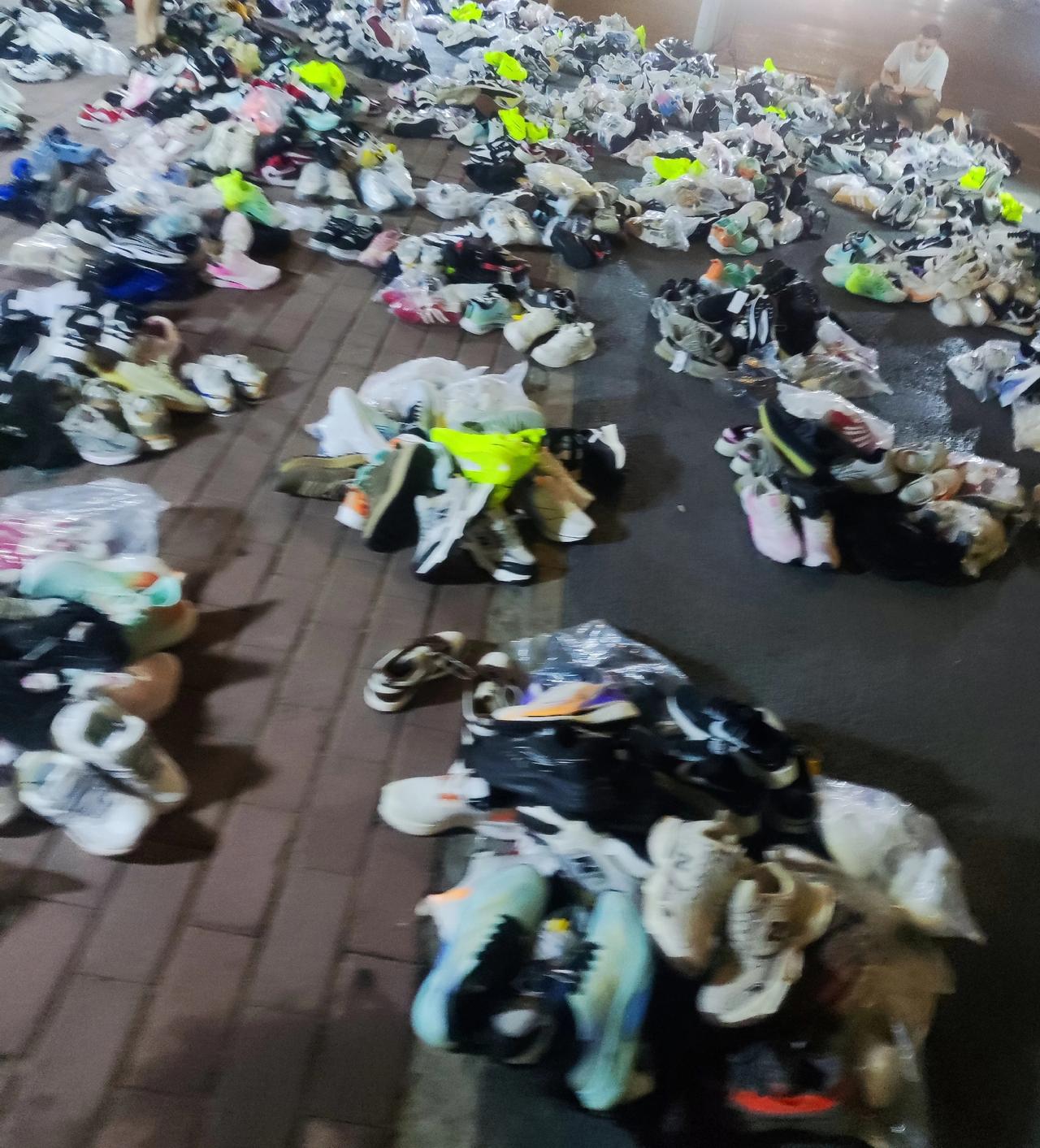 现在实体店都怎么了？
昨晚路过西安南郊一十字路口，发现有一处卖鞋子的，老板把所有