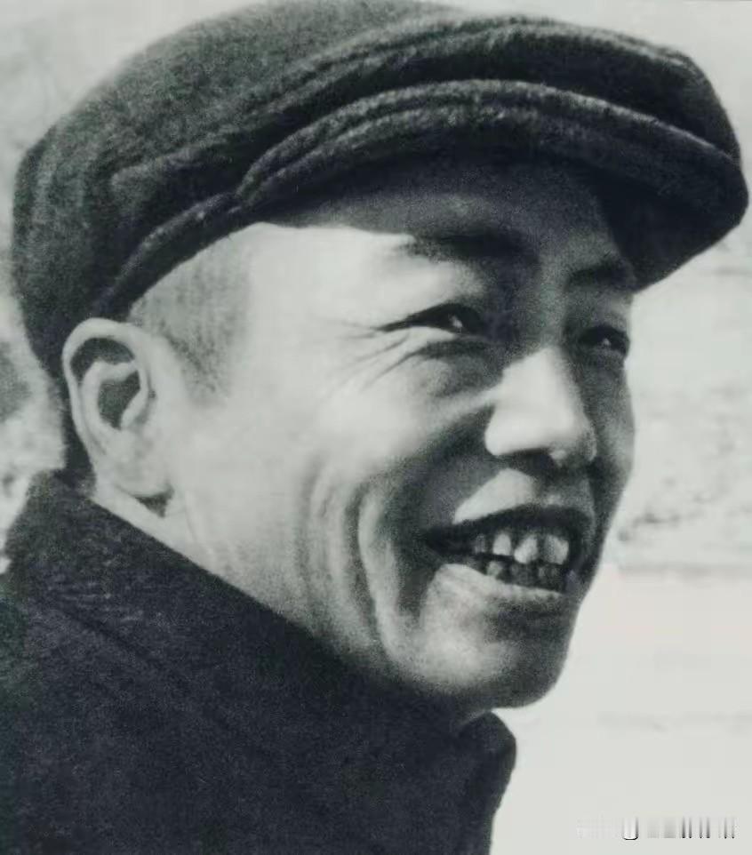 这张特写定格了彭德怀元帅温润的瞬间。一身朴素冬装、呢绒便帽，不见戎装锋芒，谈笑间