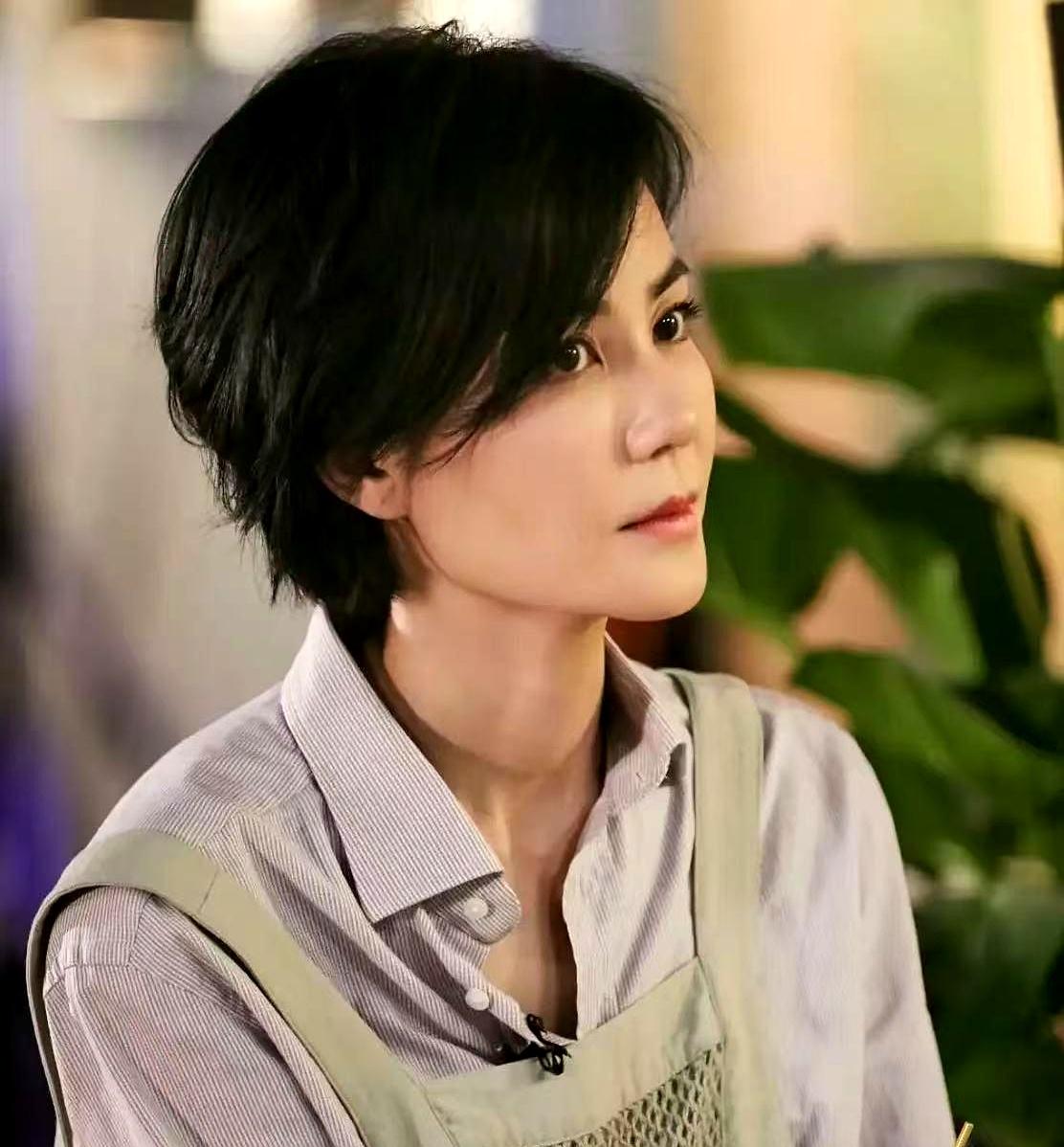 连轴转排了三拨人日夜死守，硬是把消息捂得连只苍蝇都飞不进去，谁能想到谢家的这场大