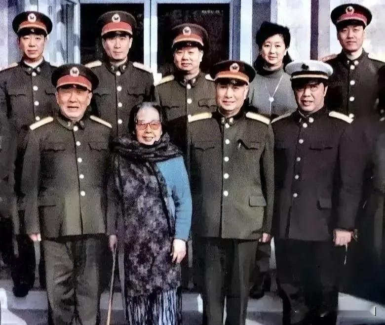 1999年国庆节前，三总部的领导看望贺龙元帅的遗孀时，一起拍了这张珍贵的照片。8