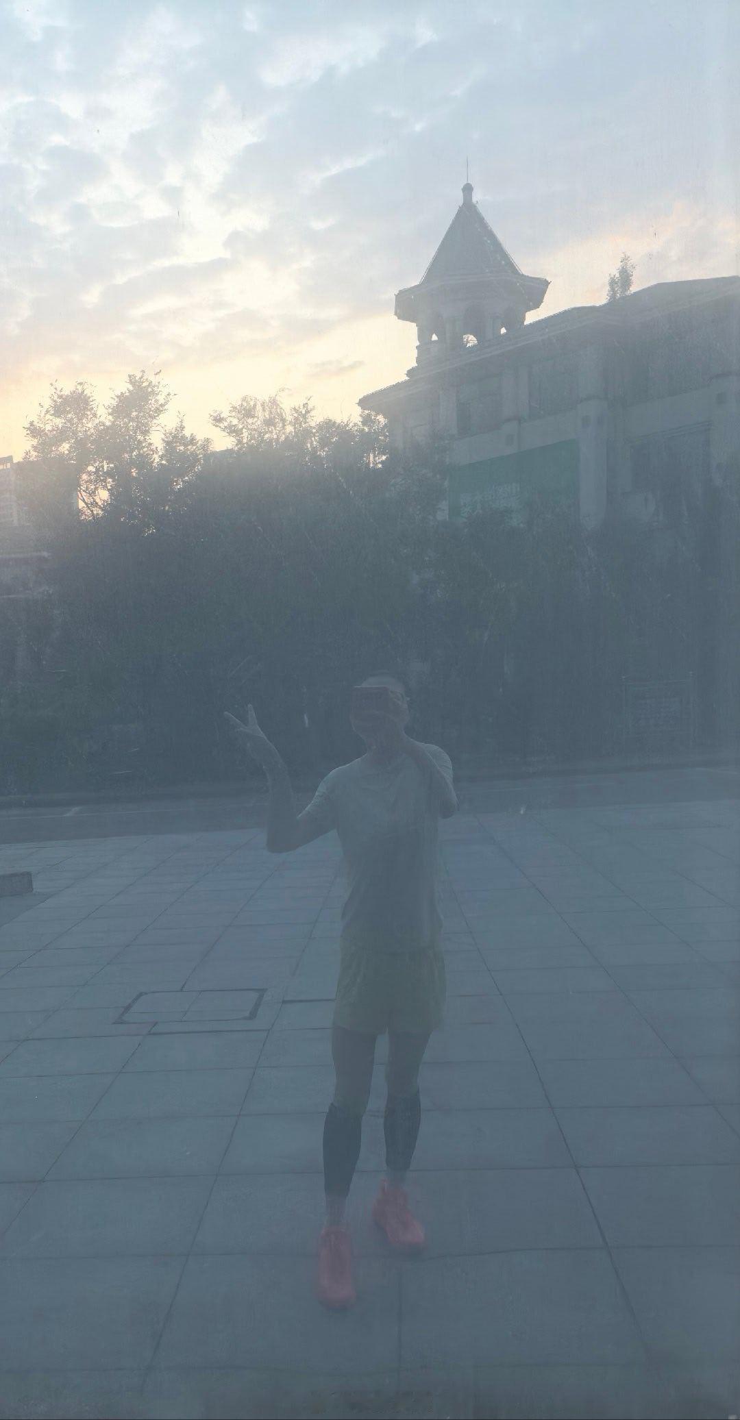 翻出了5月26倒计时一个月的照片这么一对比  确实瘦了  尤其我今天还穿了浅色加
