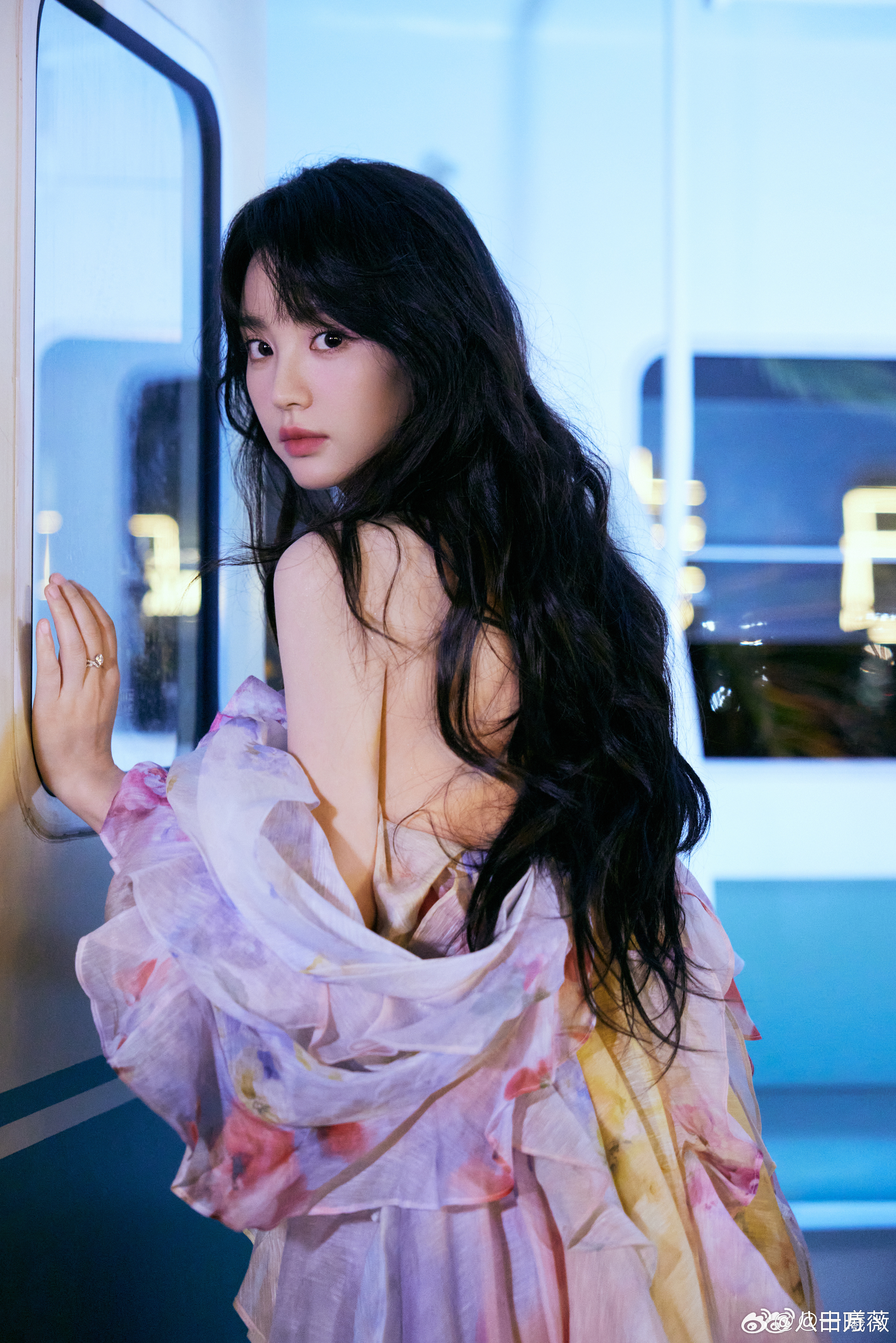vv这张图真的超有感觉，甜妹回眸，美死一大片田曦薇