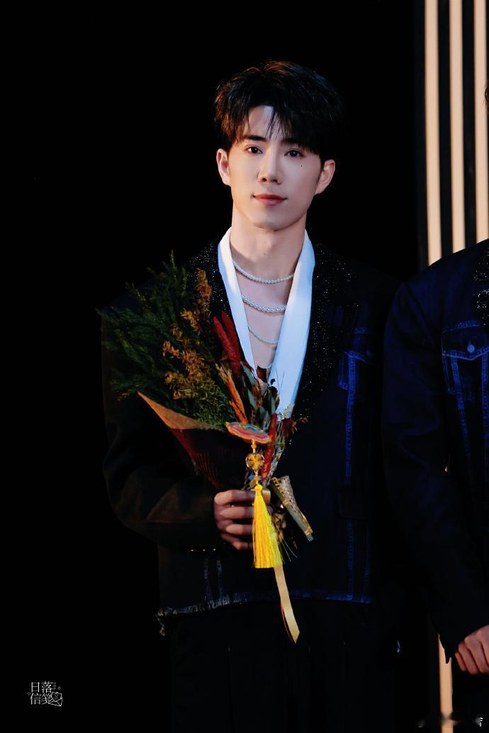 注意注意，鹭卓微博之夜红毯生图流出，生图直出的美貌，80了所有的期待，“鹭不修”