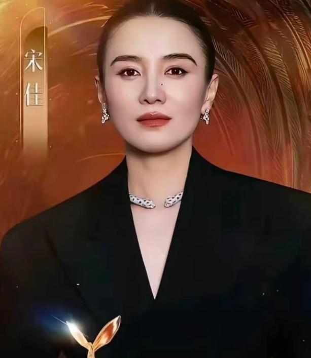 明眼人都能看得出来了 为什么今年金鹰奖有那么大改革？ 其实原因很简单，金鹰奖就是
