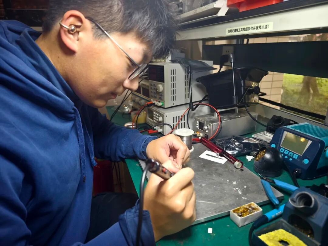 【#高校学生研发宠物伴侣机器人#】近日，四川大学机械工程学院团队凭借扎实的技术能