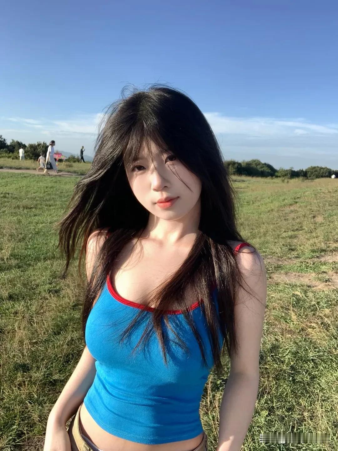 阳光正好，微风不燥。  
蓝衣女孩在草地上自由奔跑，  
像天空飘落的云朵，  