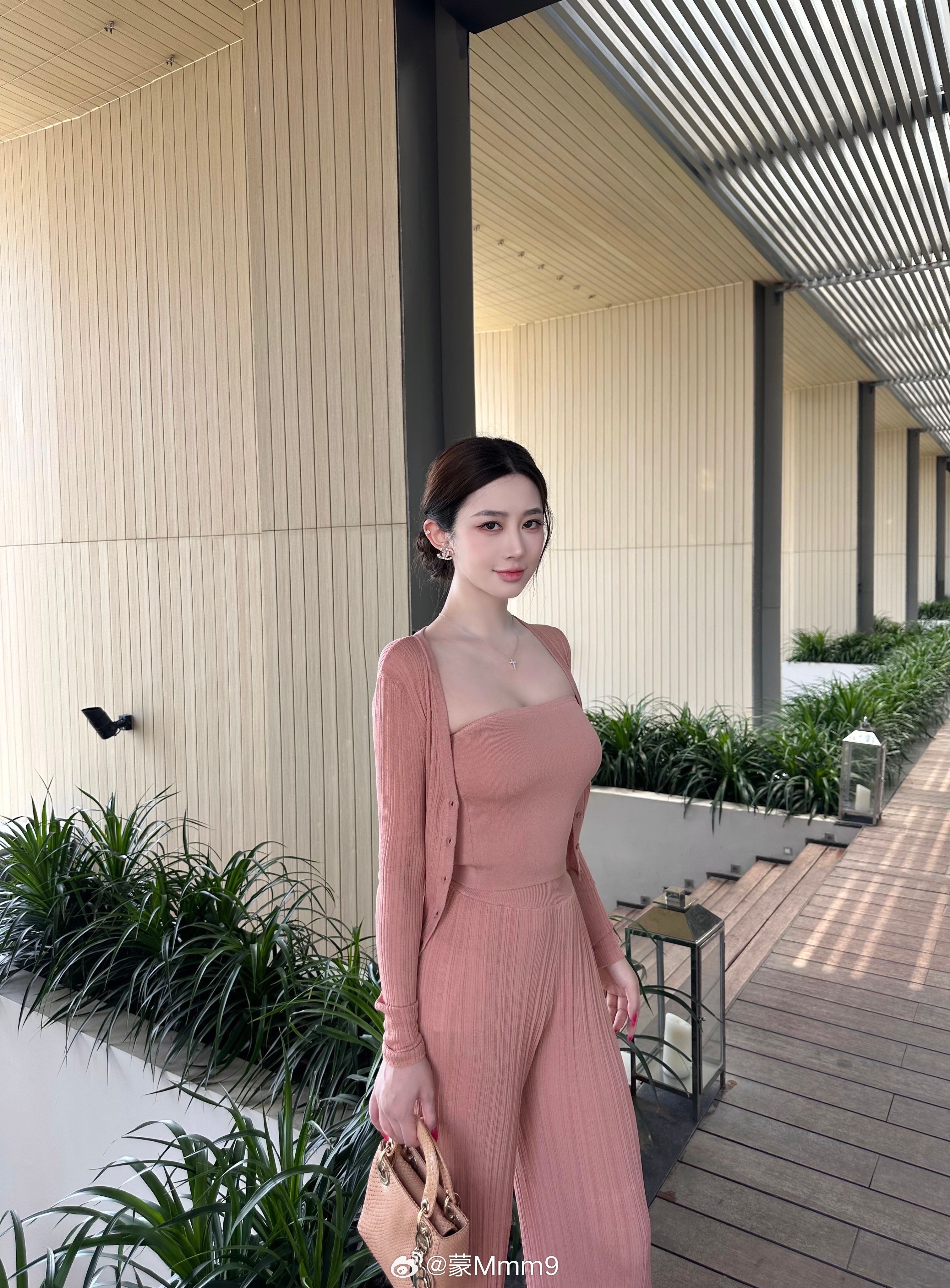 开始剧透啦 … 3个模特拍了很多搭配🏝️   我手里只有一个模特的图   … 