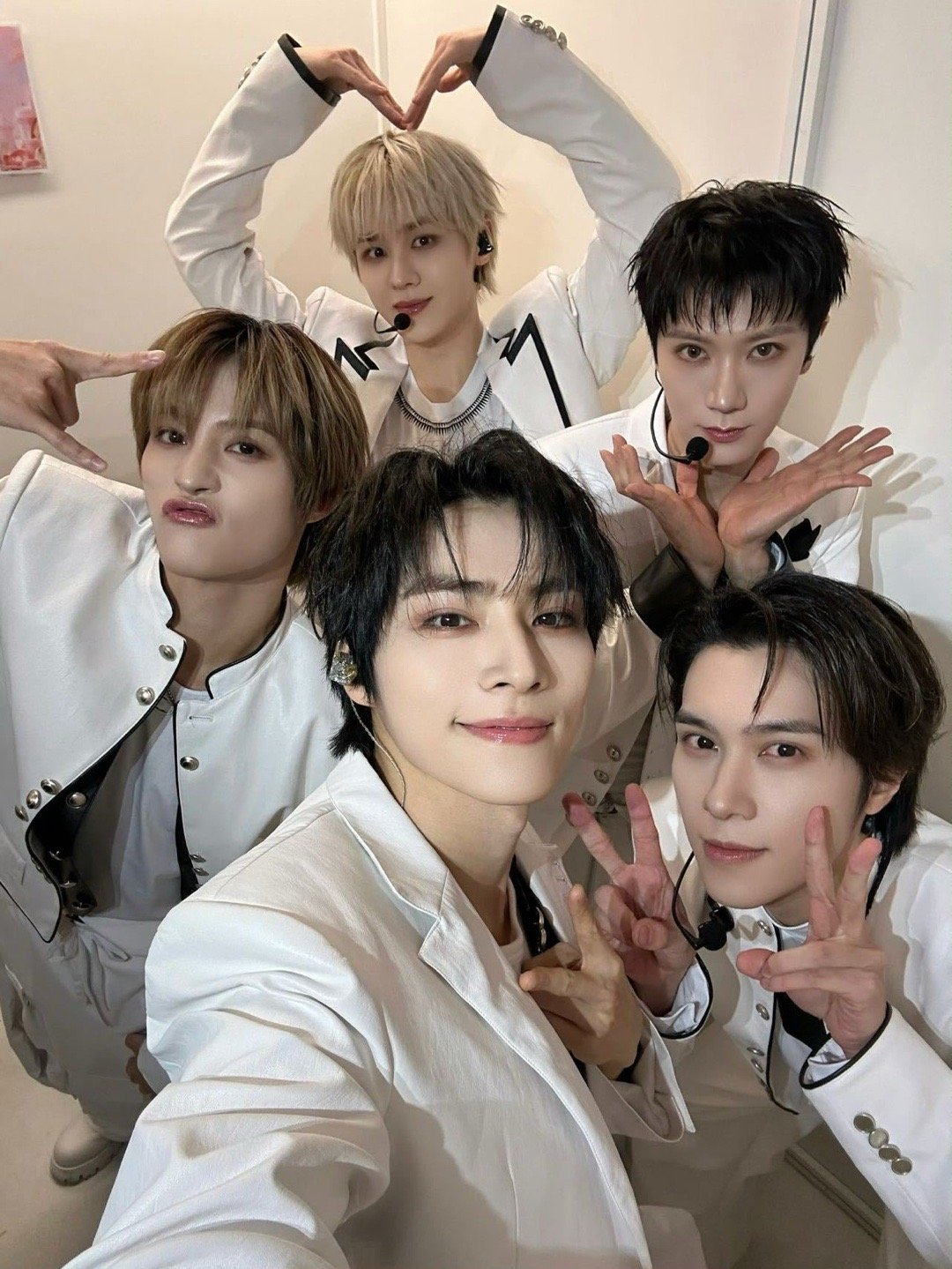 威神V春晚还没播后台就跳上了浙江卫视春晚 看了威神V的后台热舞，已经等不及正式舞