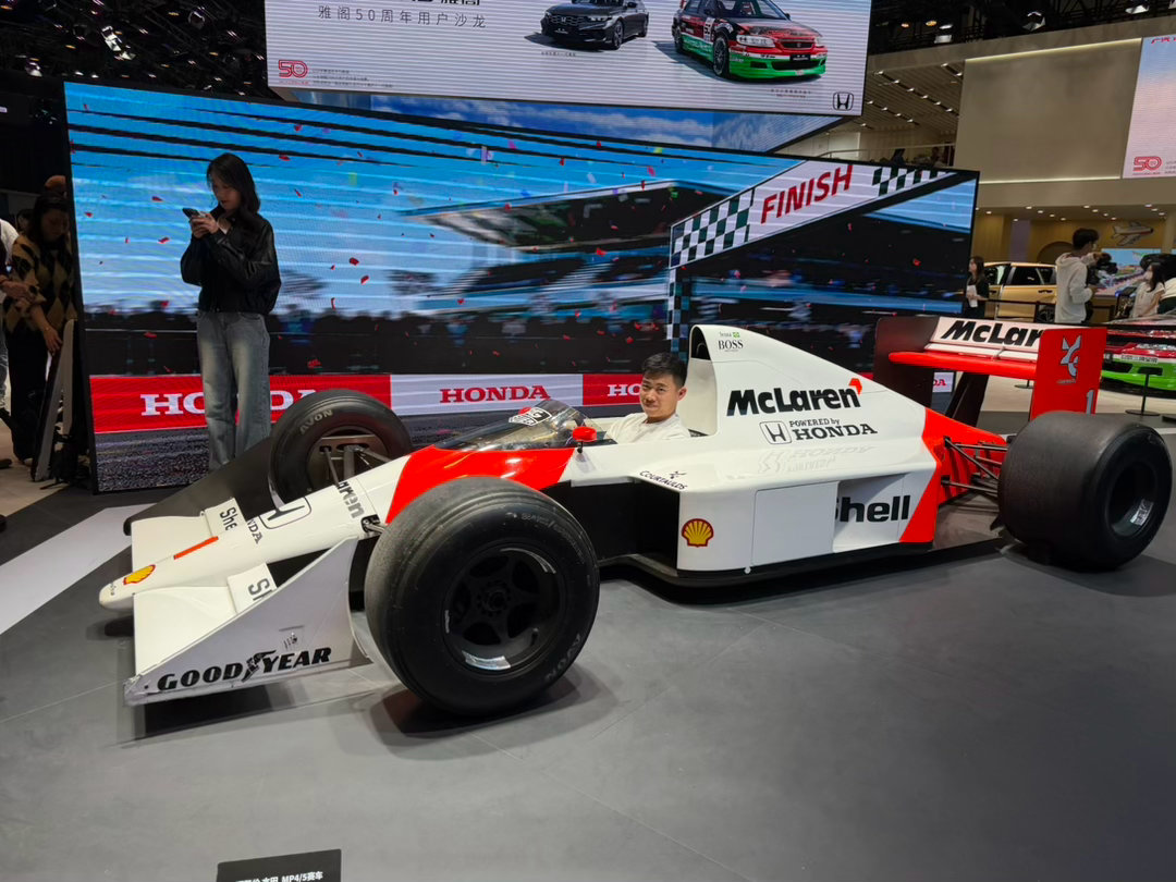 某人得羡慕哭了吧，我在本田展台拍飞机 体验F1和摩托毕竟这个赛道比较窄，了解公务