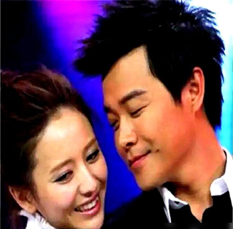 她离婚三年了，银行卡里还躺着前夫公司每年打来的分红。
不是念旧，是那5%的股份，