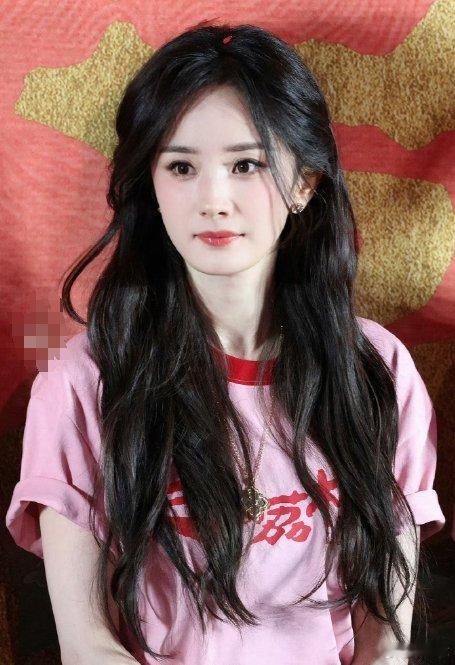 杨幂今天好粉杨幂《长安的荔枝》首映礼神图，粉色幂甜到我心里啦！荔枝剧里的眼神戏绝