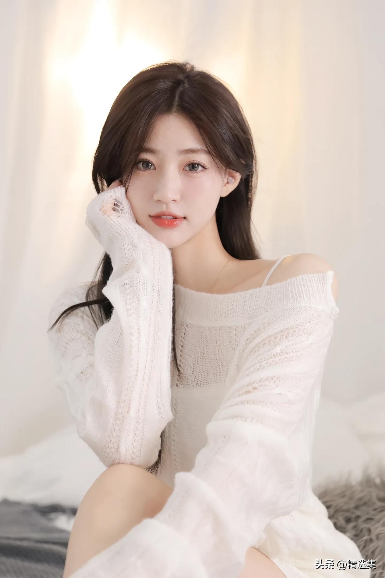 花下翻书，听风拂过花枝，在春光里，感受岁月静好的诗意。