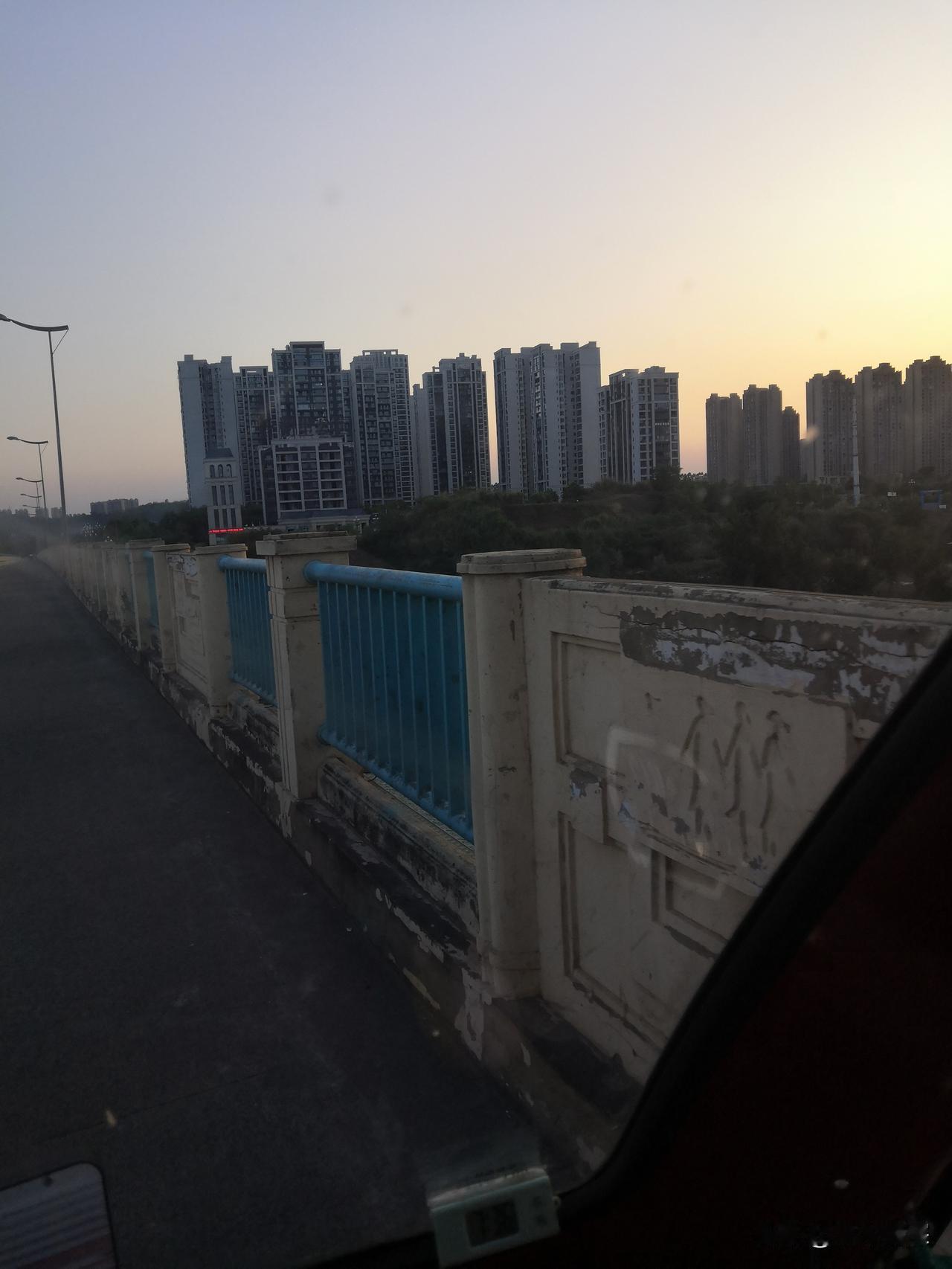 城南大道看风景
近日路过资阳市蜀乡大桥。
走进大桥，显得在大自然中看见了很美丽的
