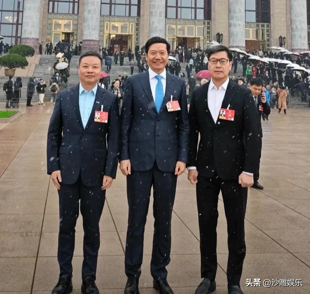 三位商家大佬雪中同框信息量太大了！

3月4日上午，全国两会预备会议刚结束，人民
