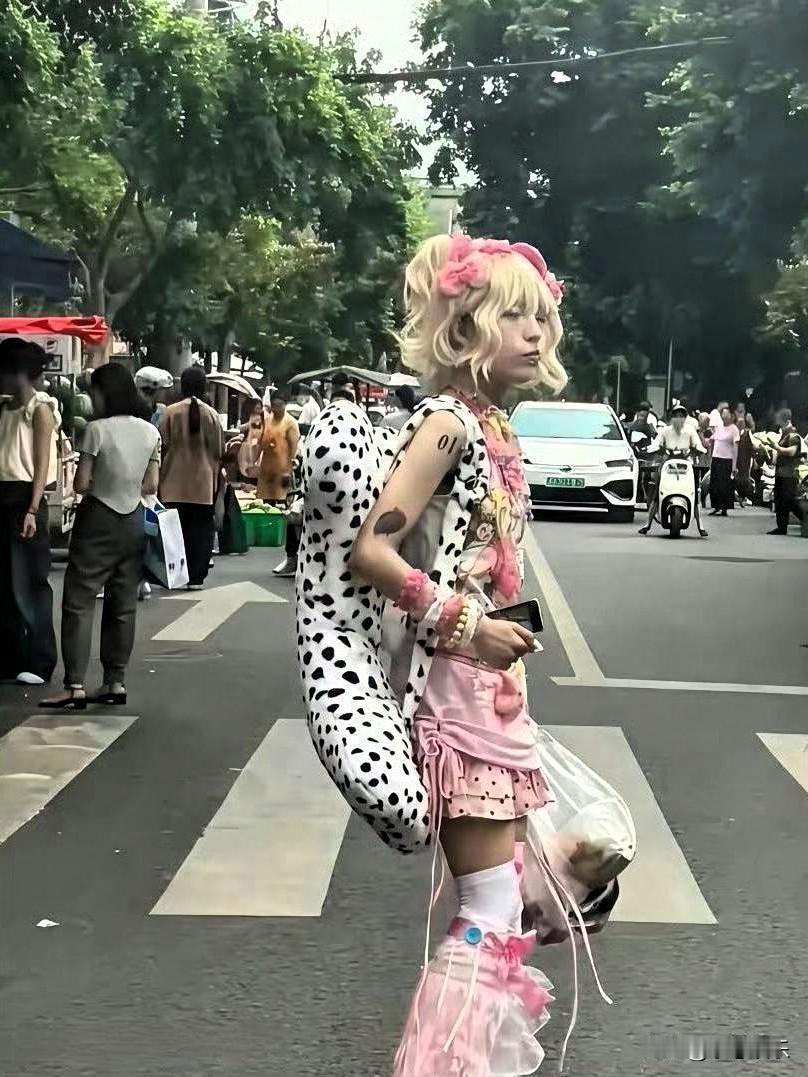 姑娘这打扮挺有个性化。看她穿得那叫一个独特，时尚还带着自己的风格，走街上回头率指