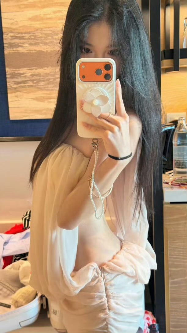 你挺能吃双手拿着馒头还不忘喝水  广州·广州番禺长隆野生动物世界