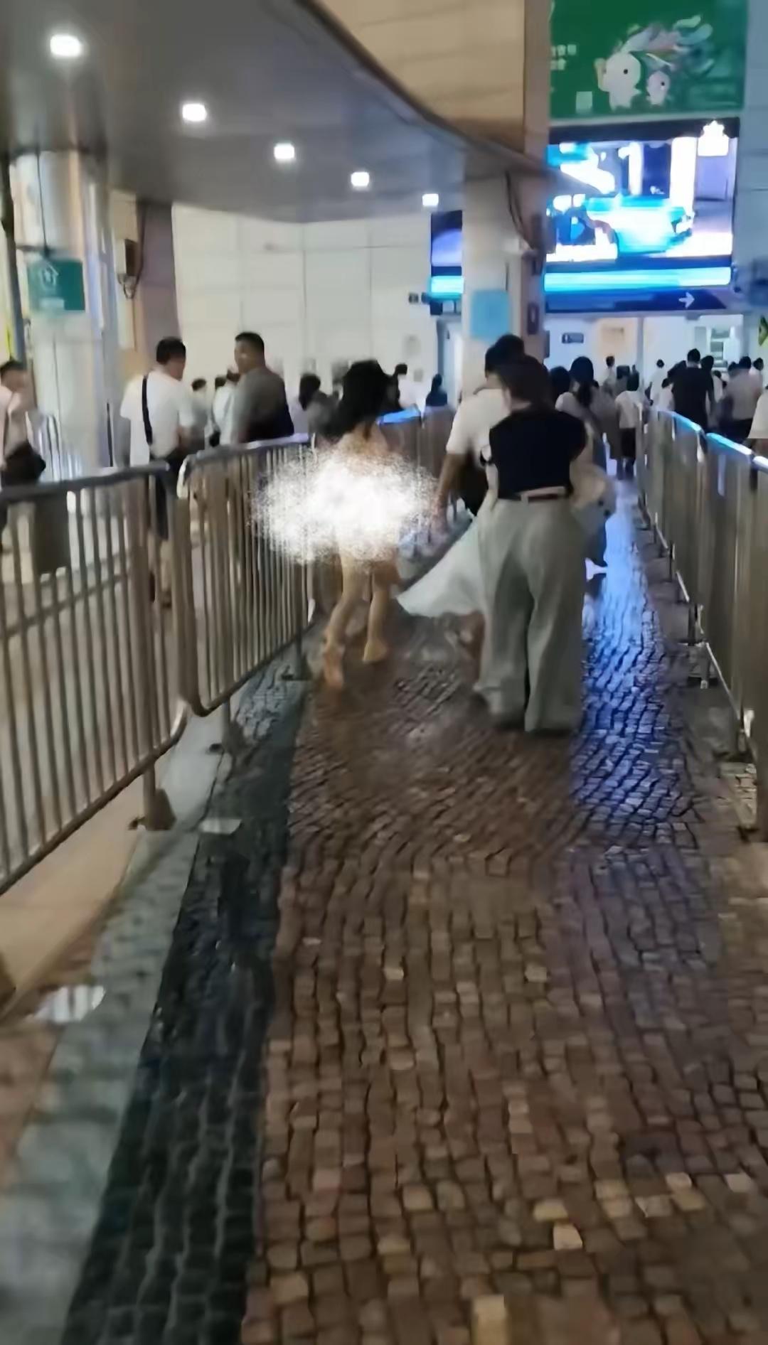 事情发生在澳门的通关闸口，
这美女实在是可怜。
事发的后续也是来了，澳门的官方也