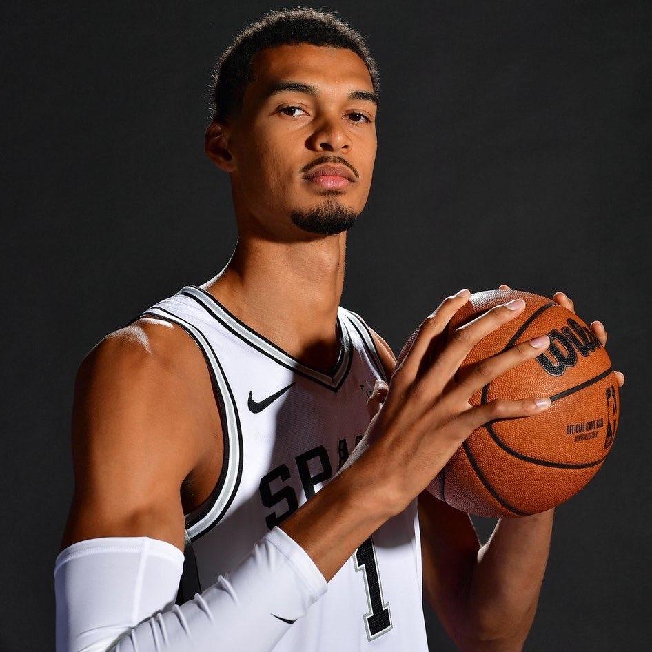 有远大抱负！·文班亚马谈环境：

“我非常关心这个问题，作为一个一个赛季飞41次