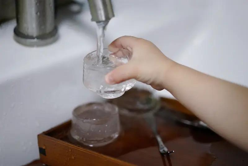 住楼房一年水费花多少，这得看家庭人口和用水习惯。我家三口人，平常用水比较节省，洗