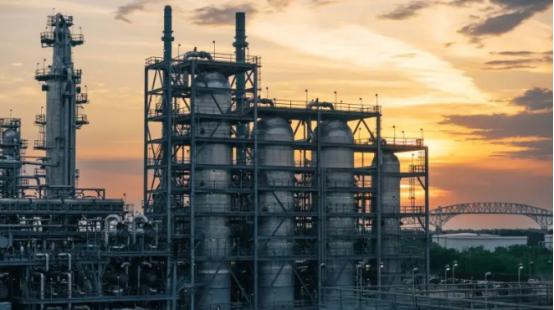 美国多家大型炼油厂接连发生爆炸！
 
3月24日，美国得克萨斯州阿瑟港的瓦莱罗炼