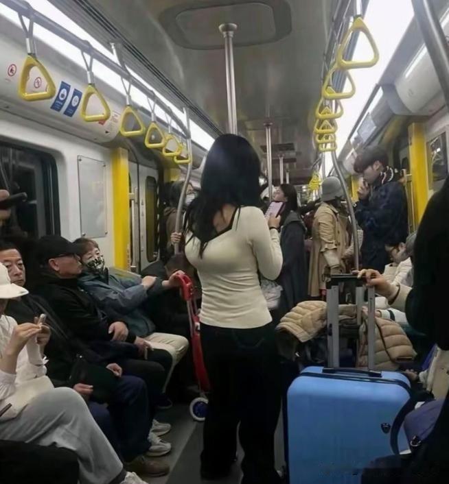 谁懂早起赶地铁的打工人，忙起来真的会短暂“智商下线”！

小姐姐为了顺利赶上早高