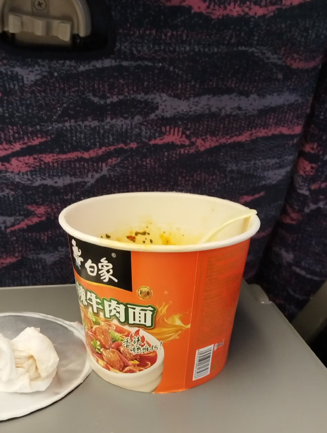 高铁去泡面化挺好的！毕竟很多旅客在高铁上都不知道泡面汤怎么处理！除了喝掉，看了大