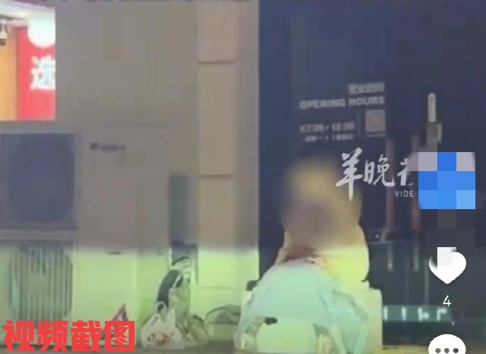 黑龙江有十三岁女孩半夜天冷卖鸭蛋。

此刻已是半夜，女孩独自蜷缩坐在一处店铺前的