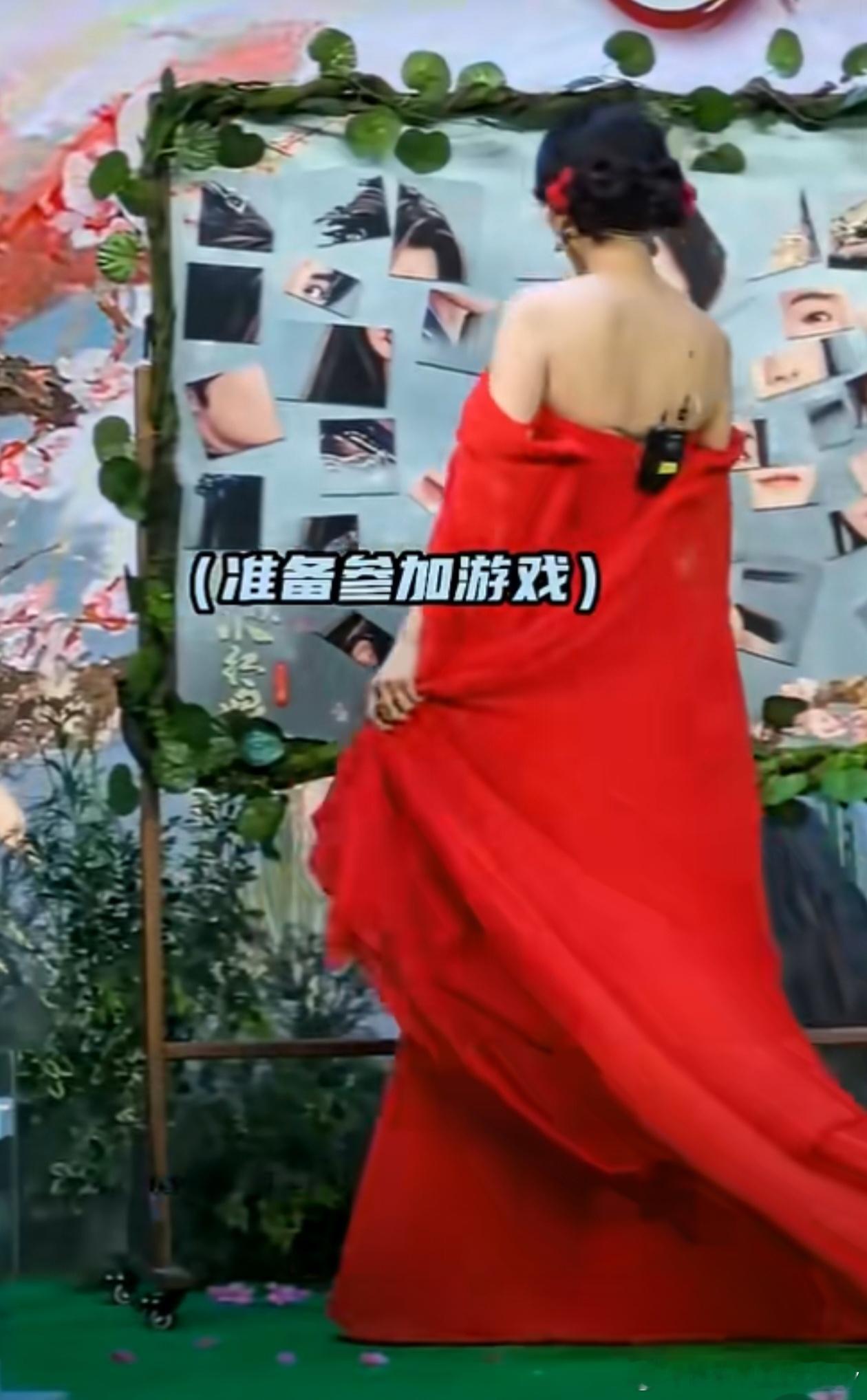 #龚俊薅到杨幂# 龚俊笑鼠我了[哈哈]随手一挽把杨幂薅了过来，看杨幂疑惑的表情顶