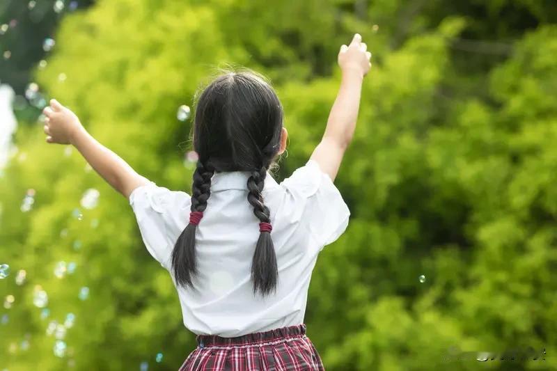 当年的那个女孩
擦肩在情愫萌生的青葱岁月
她坐在教室里我的前排
写了无数封情书给