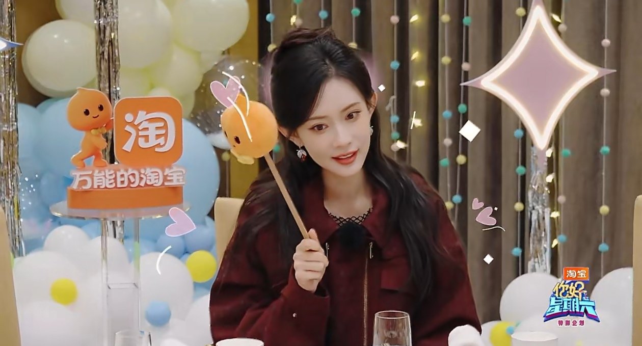 孟子义这该死的甜美你好星期六 团圆饭开始，等待成员的时光里，孟子义坐在座位上练习