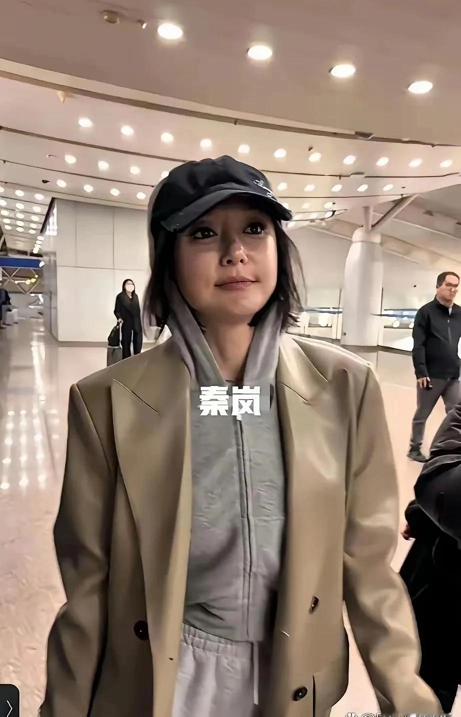 路人镜头下的秦岚，素颜朝天，这颜值大街上随便一个普通女人都比她好看。