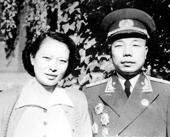 1937年在延安，21岁的萧华第一次见到王新兰，这位经历过诸多战斗的年轻指挥员，