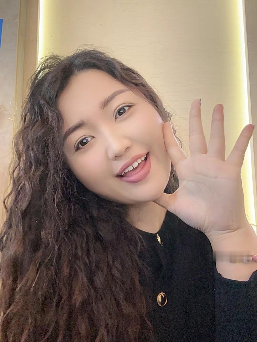 爱笑的卷发女孩