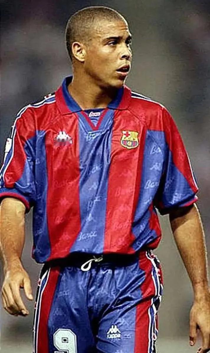 为什么大罗没能被称为球王?在很多老球迷，比如我心中，外星人罗纳尔多就是足球的化身