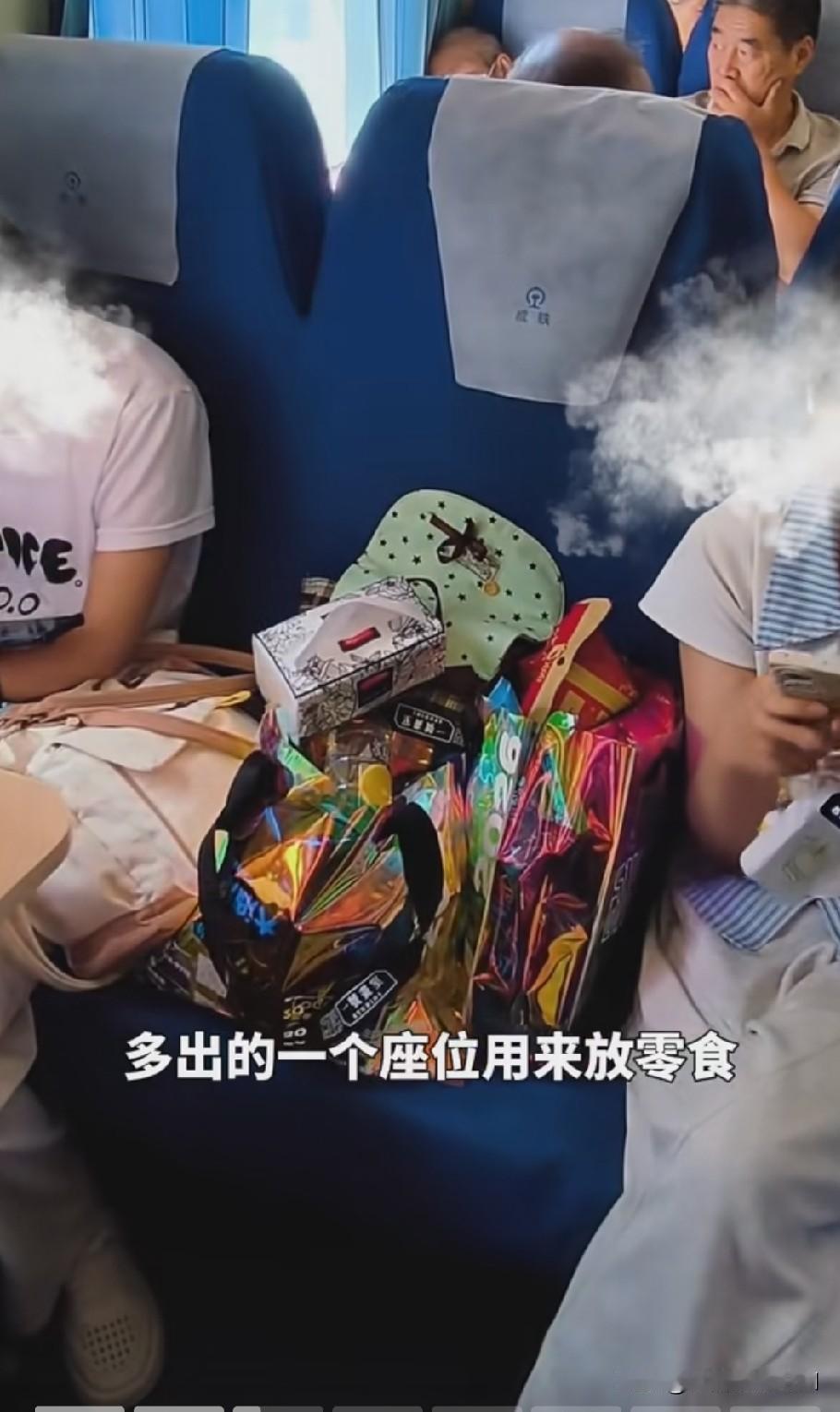 两个女孩购买3张高铁票，空着的位子留放零食使用，无座的大姐站累了想坐被拒，找乘务