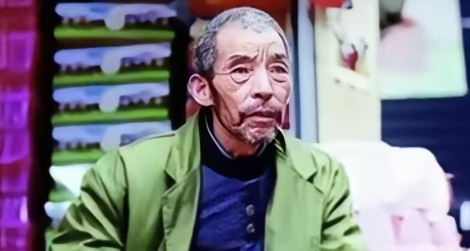 武汉街头，一个煎饼摊主捡到了2个女婴，他终生未娶，20年后，女儿们成了博士和军医