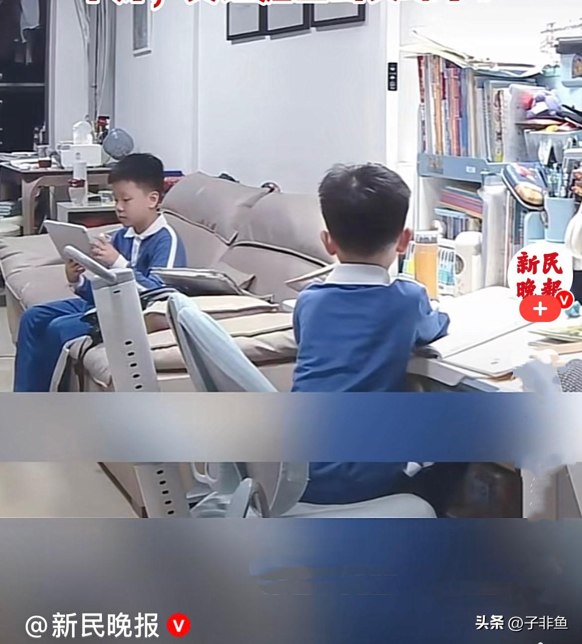 近日，广东一家兄弟俩在家写作业，哥哥写完了在看平板，弟弟还趴在书桌前写作业，忍不