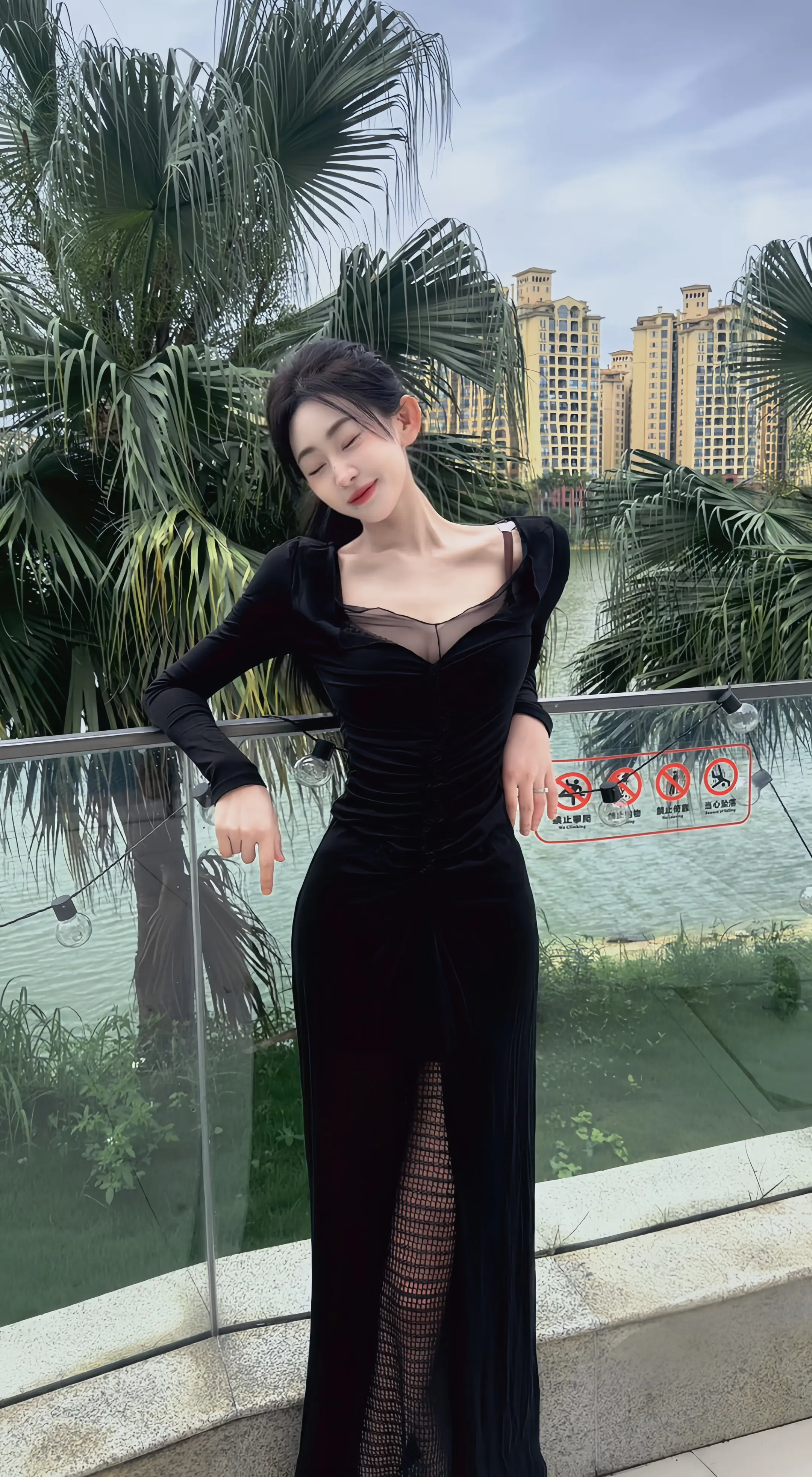 这世界破破烂烂 总有人缝缝补补  你要相信你的世界 只有你能掌控