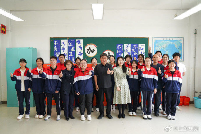 #吉林一学校老师们化身陪考家长#【#一场延续22年的陪考约定#】6月7日，202