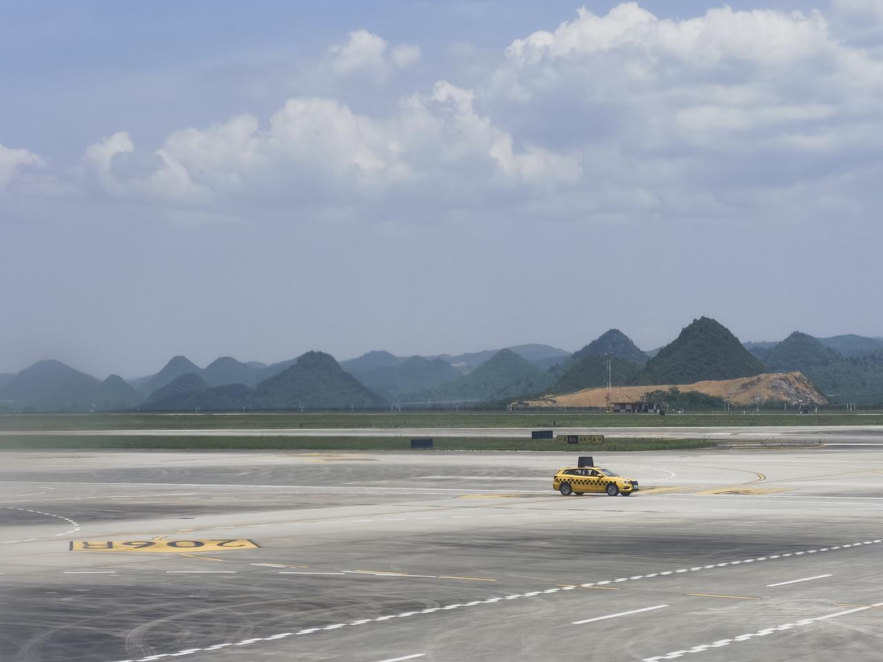 贵阳机场贵宾休息室是个好地方
很方便，距离地铁A1出口只有不到200米。
吃的东