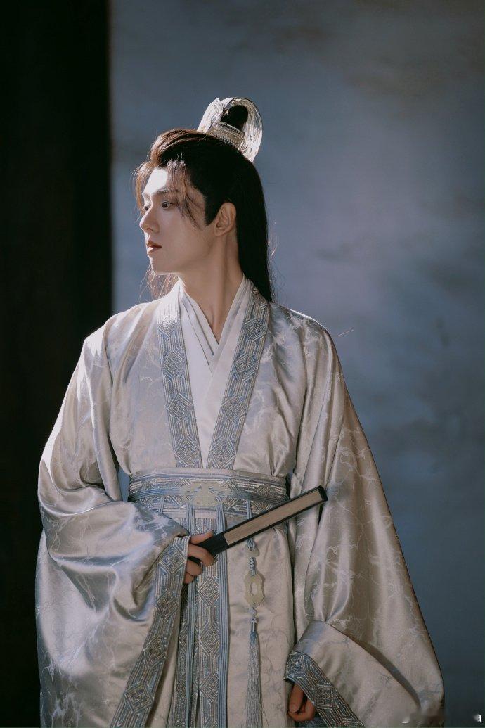 《凤凰台上》孔雀王爷又美又飒！从《墨雨云间》薛昭的清澈少年到权谋王爷，角色跨度惊