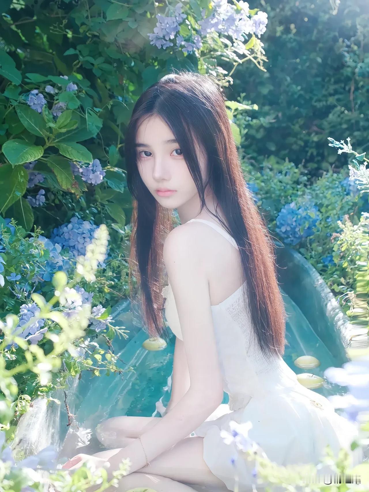 在花海中，少女如梦似幻，静谧而美丽。