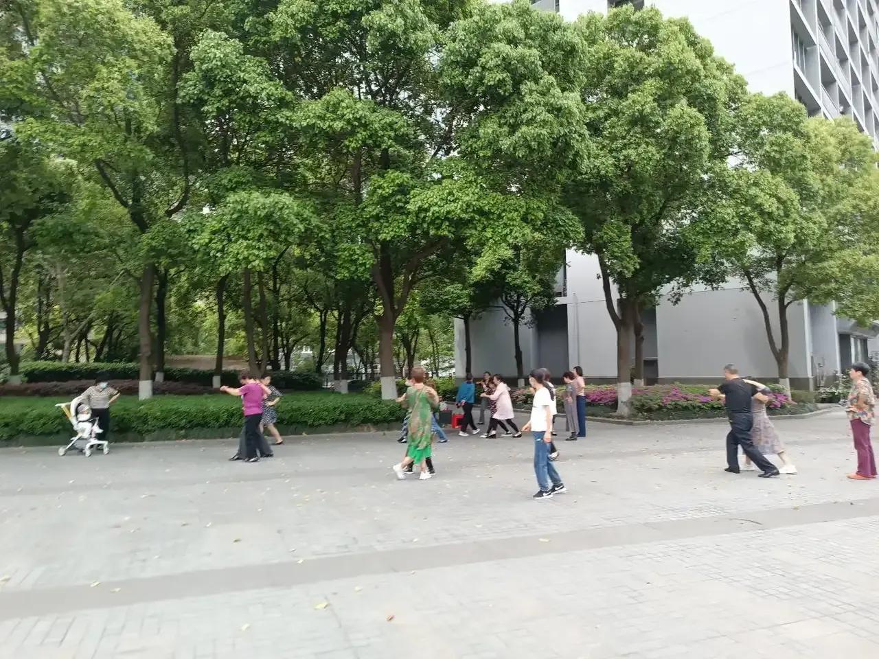 为什么很多中老年人迷恋广场舞呢？
我如果退休绝对是不会去跳广场舞的。想健康是好的