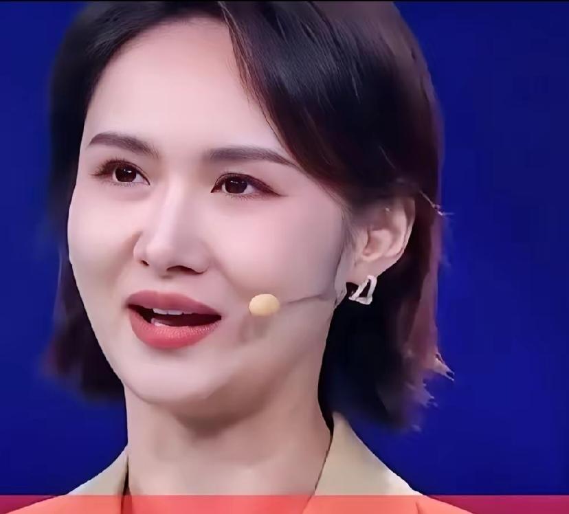 这应该是今年最奇葩的事
到现在为止当事人只做了一个解释，是为了不挡镜头，而单位并