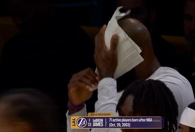 当前联盟里有71个现役球员，是在詹姆斯2003年NBA首秀后出生的。真是行走的活