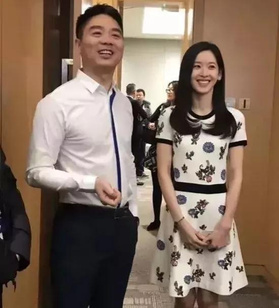一天深夜，奶茶妹妹问刘强东：