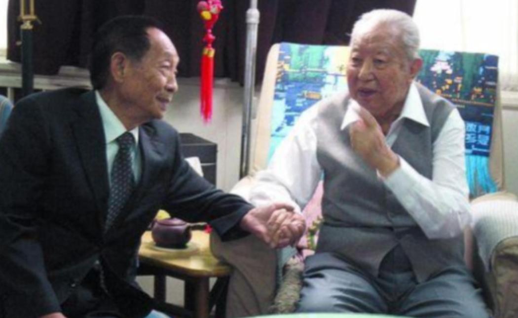 2006年，袁隆平到北京出差时，特意去看了身体欠佳的华国锋，当时华国锋不太愿见客