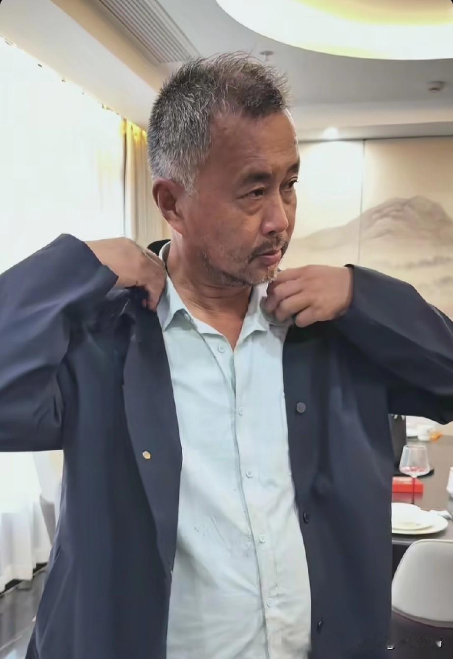 上海流浪大师、著名文化学者沈巍在日子过好了以后，如今开始琢磨穿衣品味和风格了，衣